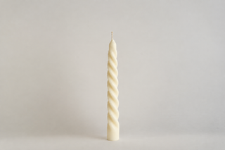 Spiral Candles, candela alta a spirale tortile color avorio, vista frontale su fondo grigio chiaro