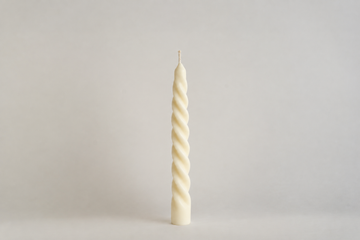 Spiral Candles, candela alta a spirale tortile color avorio, vista frontale su fondo grigio chiaro