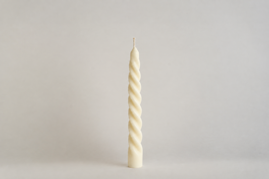 Spiral Candles, candela alta a spirale tortile color avorio, vista frontale su fondo grigio chiaro