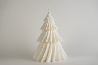 Christmas Tree Candle grande, candela albero di Natale a balze spiralate color avorio, vista frontale