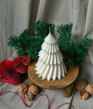 Candela grande a forma di albero di Natale fotografata da una prospettiva dall’alto.