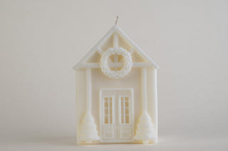 Christmas House Candle, candela casetta di Natale con ghirlanda e alberelli, color avorio, vista frontale