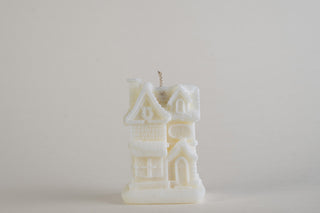 candela-casetta-villaggio-di-natale-vista-frontale	Christmas Townhouse Candle, candela casetta innevata del villaggio di Natale, color avorio, vista frontale