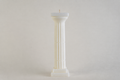 Greek Column Candle, candela a forma di colonna greca scanalata, color avorio, vista frontale su fondo grigio chiaro