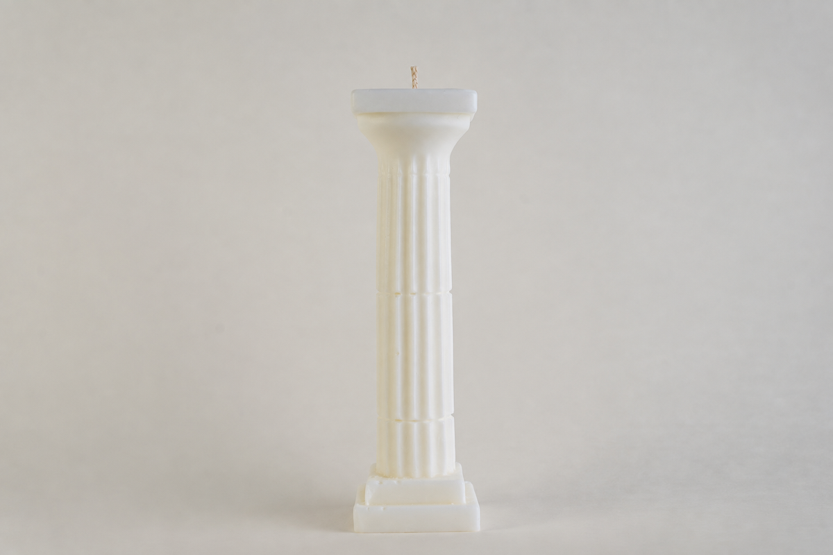 Greek Column Candle, candela a forma di colonna greca scanalata, color avorio, vista frontale su fondo grigio chiaro