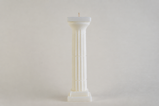 Greek Column Candle, candela a forma di colonna greca scanalata, color avorio, vista frontale su fondo grigio chiaro