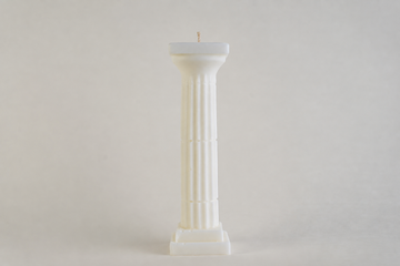 Greek Column Candle, candela a forma di colonna greca scanalata, color avorio, vista frontale su fondo grigio chiaro