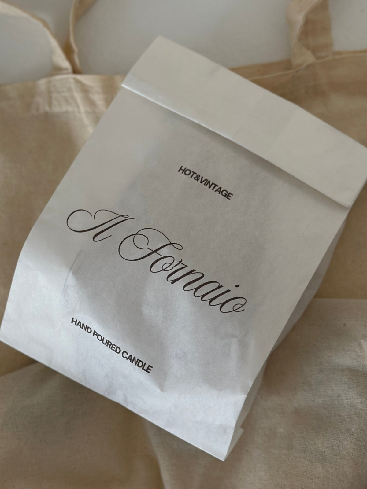 Candela a forma di croissant nella sua confezione.
