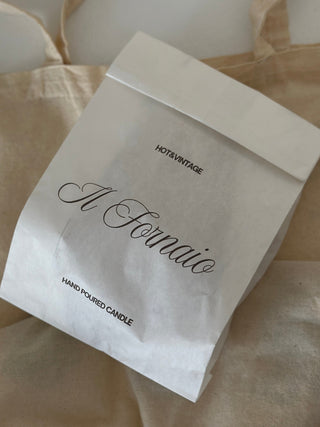 Candela a forma di croissant nella sua confezione.