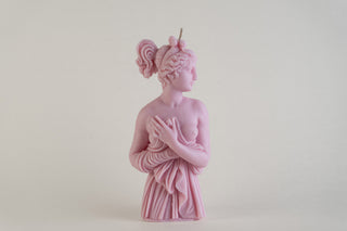 Candela scultorea Lady Aphrodite rosa blush, raffigurata a figura intera su sfondo chiaro.