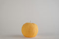 Lemon Candle, candela a forma di limone giallo con buccia in rilievo, vista frontale su fondo grigio chiaro