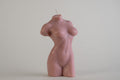 Muse Candle Dusty Pink, candela a forma di busto femminile, vista frontale su fondo grigio chiaro