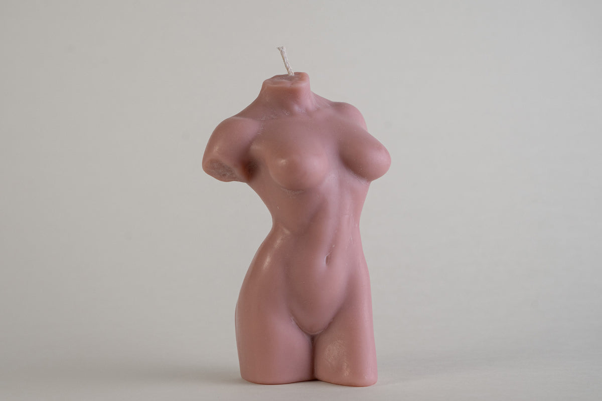 Muse Candle Dusty Pink, candela a forma di busto femminile, vista frontale su fondo grigio chiaro