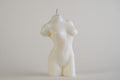Muse Candle Ivory, candela a forma di busto femminile, vista frontale su fondo grigio chiaro