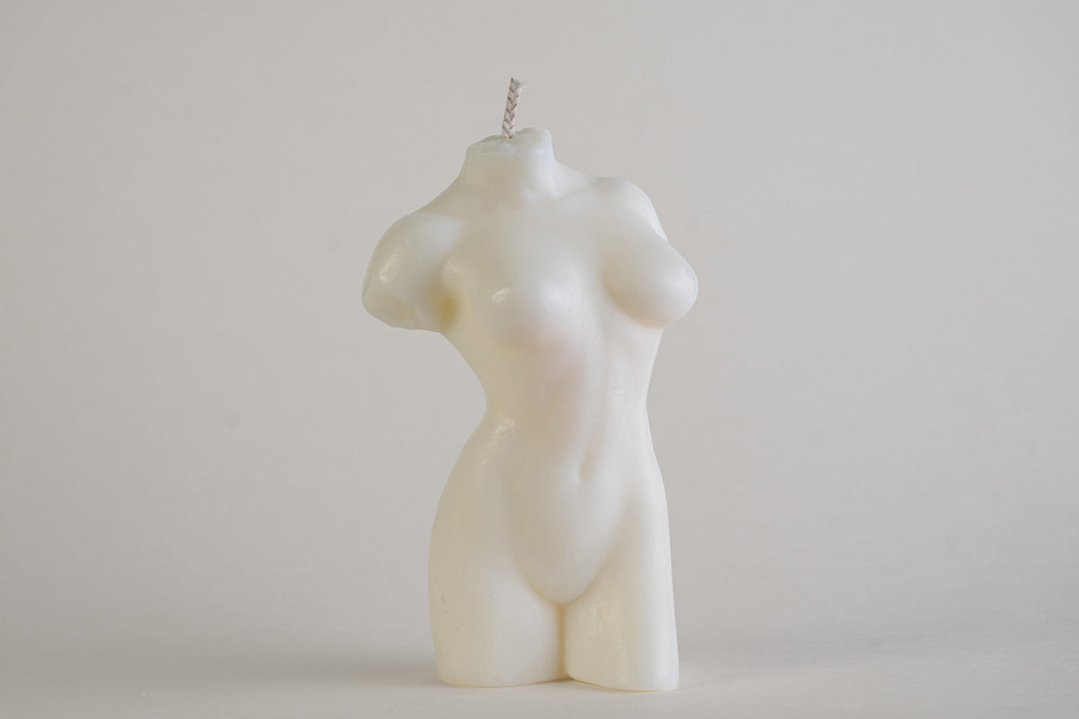 Muse Candle Ivory, candela a forma di busto femminile, vista frontale su fondo grigio chiaro