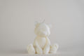 Teddy Bear Candle, candela a forma di orsetto seduto, color avorio, vista frontale su fondo grigio chiaro