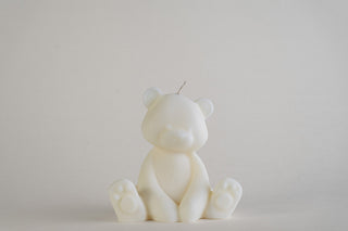 Teddy Bear Candle, candela a forma di orsetto seduto, color avorio, vista frontale su fondo grigio chiaro