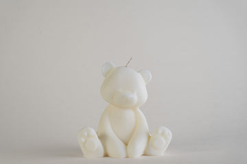 Teddy Bear Candle, candela a forma di orsetto seduto, color avorio, vista frontale su fondo grigio chiaro