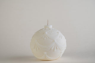Christmas Ball Candle Garland, candela pallina di Natale con decoro a ghirlande, color avorio, vista frontale