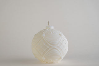 Christmas Ball Candle Diamond, candela pallina di Natale con decoro a rombi, color avorio, vista frontale