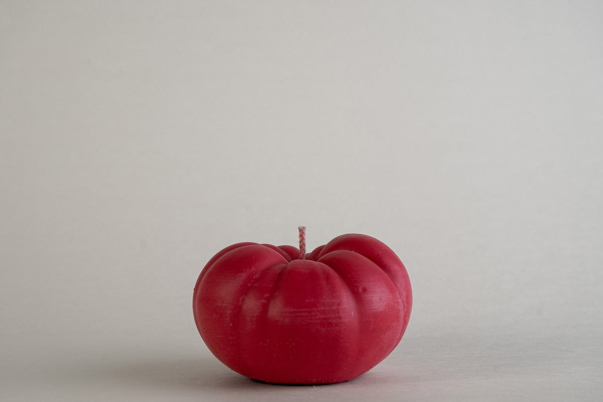 Tomato Candle, candela a forma di pomodoro rosso costoluto, vista frontale su fondo grigio chiaro
