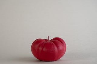 Tomato Candle, candela a forma di pomodoro rosso costoluto, vista frontale su fondo grigio chiaro