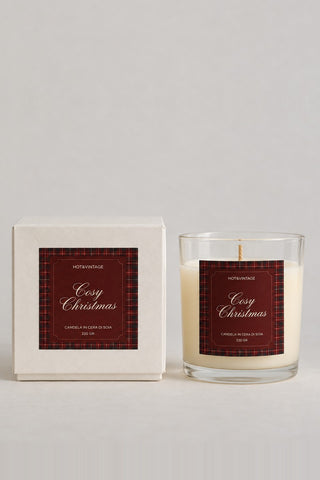 Candela profumata Cosy Christmas di Hot&Vintage in vasetto di vetro, accanto alla sua scatola regalo bianca