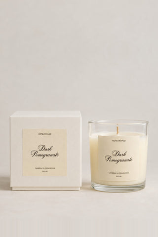 Candela profumata Dark Pomegranate di Hot&Vintage in vasetto di vetro, accanto alla sua scatola regalo bianca