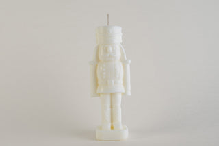 Nutcracker Candle, candela a forma di schiaccianoci di Natale, color avorio, vista frontale su fondo grigio chiaro