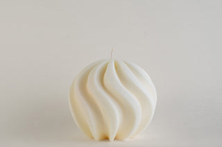 Big Spiral Ball Candle, candela sfera a spirale color avorio, vista frontale su fondo grigio chiaro