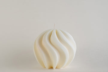 Big Spiral Ball Candle, candela sfera a spirale color avorio, vista frontale su fondo grigio chiaro