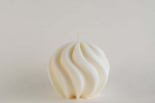 Big Spiral Ball Candle, candela sfera a spirale color avorio, vista frontale su fondo grigio chiaro