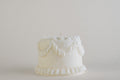 Round Cake Candle Cream, candela a forma di torta rotonda con decori di panna, vista frontale