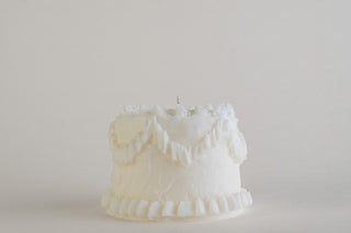 Round Cake Candle Cream, candela a forma di torta rotonda con decori di panna, vista frontale