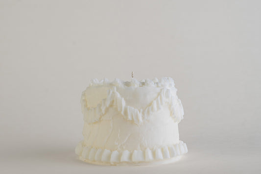 Round Cake Candle Cream, candela a forma di torta rotonda con decori di panna, vista frontale