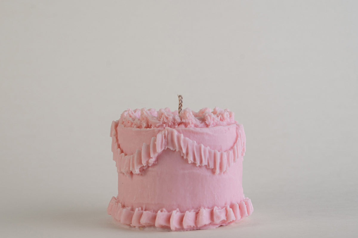 Round Cake Candle Pink, candela a forma di torta rotonda rosa con balze di panna, vista frontale
