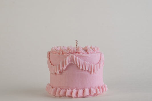 Round Cake Candle Pink, candela a forma di torta rotonda rosa con balze di panna, vista frontale