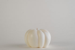 Pumpkin Candle, candela a forma di zucca costoluta color avorio, vista frontale su fondo grigio chiaro