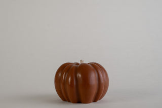 Pumpkin Candle Terracotta, candela a forma di zucca costoluta marrone, vista frontale su fondo grigio chiaro