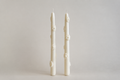 Tall Daisy Candles, set di 2 candele alte affusolate con margherite in rilievo, color avorio, vista frontale