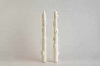 Tall Daisy Candles, set di 2 candele alte affusolate con margherite in rilievo, color avorio, vista frontale