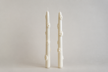 Tall Daisy Candles, set di 2 candele alte affusolate con margherite in rilievo, color avorio, vista frontale