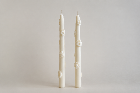 Tall Daisy Candles, set di 2 candele alte affusolate con margherite in rilievo, color avorio, vista frontale