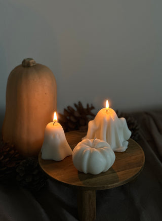 Candele di Halloween a forma di fantasma grande e piccolo con una zucca, tutte color avorio.