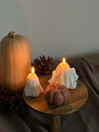 Candele di Halloween a forma di fantasma grande e piccolo con zucche color avorio e terracotta.