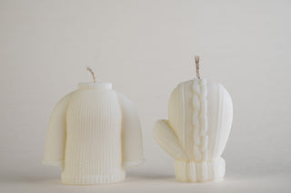 Cosy Knitted Candles, candele a forma di maglione e muffola in maglia, color avorio, vista frontale