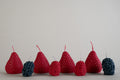 Berries Birthday Candles, candeline di compleanno a forma di fragole, lamponi e more in fila