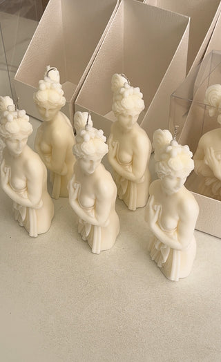 Set di candele Lady Afrodite Ivory allineate davanti alle loro scatole regalo con finestra trasparente