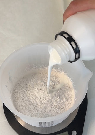 Base liquida versata sulla polvere di Jesmonite per preparare i vassoi artigianali Hot & Vintage.