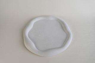 asymmetrical Tray, vassoio a mezzaluna in Jesmonite bianco, vista dall'alto su fondo grigio chiaro